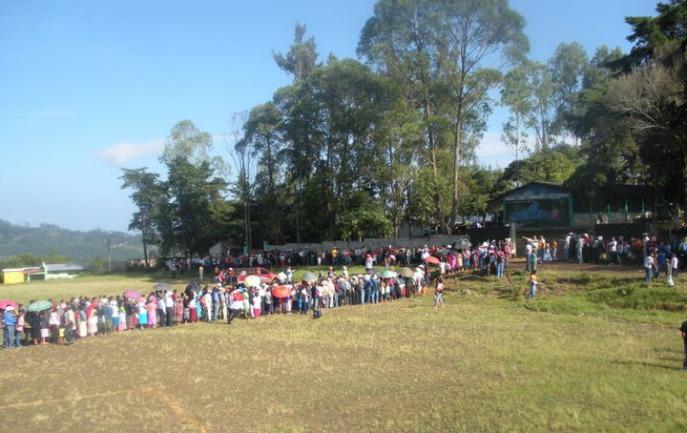 photo of many people in line for a health clinic, Honduras
